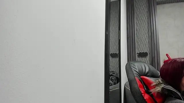 Snapshot of selene_red_ chatting on February 5, 12:39 am selene red online show from February 5, 12:39 am