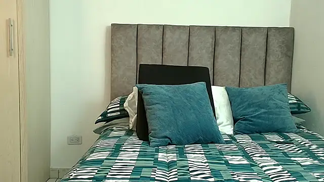 Snapshot of karina_lewis_ chatting on February 17, 4:43 am karina lewis online show from February 17, 4:43 am