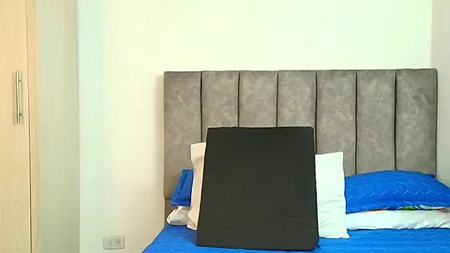 karina lewis  online show from November 29, 4:01 am