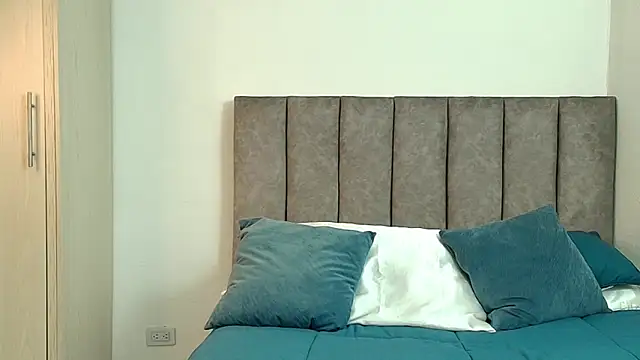 karina lewis  online show from April 7, 5:42 am