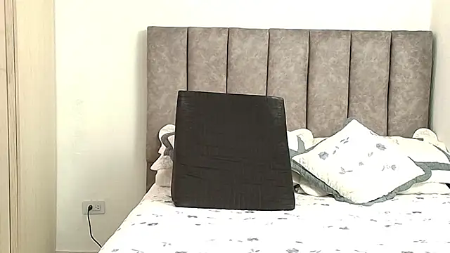 Snapshot of karina_lewis_ chatting on July 19, 6:00 am karina lewis online show from July 19, 6:00 am