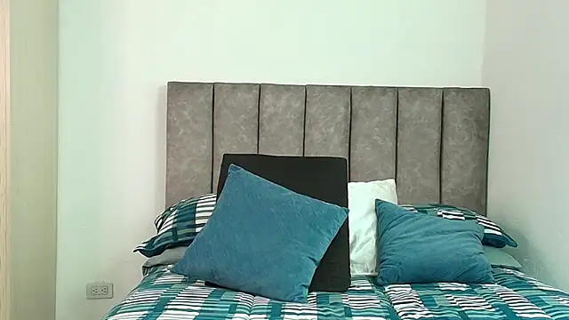 Snapshot of karina_lewis_ chatting on February 25, 4:23 am karina lewis online show from February 25, 4:23 am