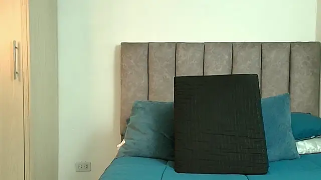 karina lewis  online show from April 10, 5:25 am