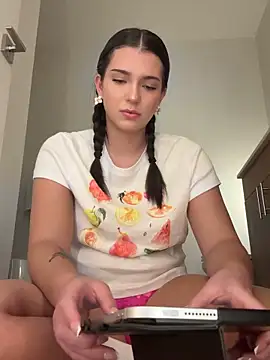 18petitewhitegirl online show from June 30, 11:05 pm