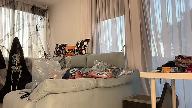 Mika Miller online show from October 31, 4:36 pm