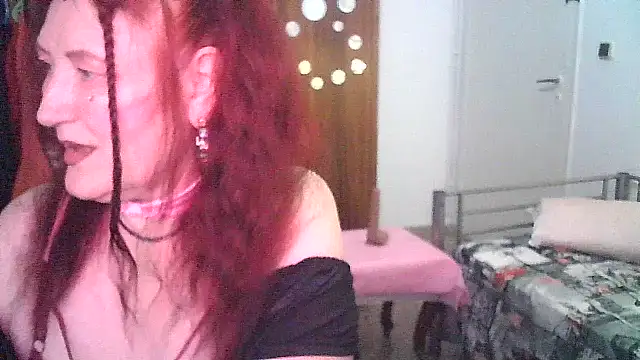 Snapshot of SabrinaXlovess chatting on June 12, 5:00 pm SabrinaXlovess online show from June 12, 5:00 pm