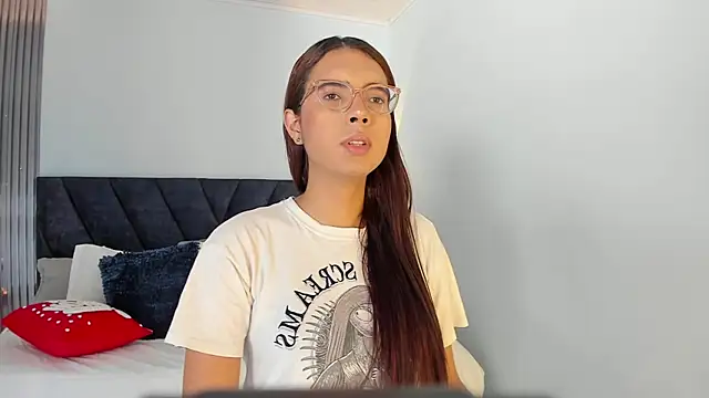 Snapshot of sara_saenz99 chatting on November 8, 8:01 pm sara saenz99 online show from November 8, 8:01 pm