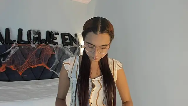 Snapshot of sara_saenz99 chatting on October 21, 8:08 pm sara saenz99 online show from October 21, 8:08 pm