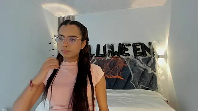 Snapshot of sara_saenz99 chatting on October 23, 8:07 pm sara saenz99 online show from October 23, 8:07 pm