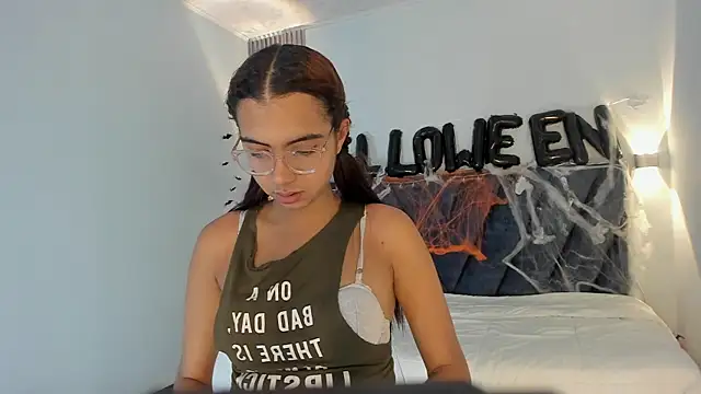 Snapshot of sara_saenz99 chatting on October 24, 8:08 pm sara saenz99 online show from October 24, 8:08 pm