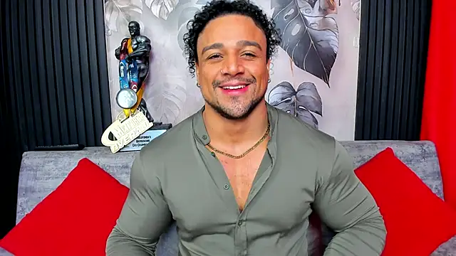 Snapshot of MikeEstevess chatting on December 15, 3:45 am MikeEstevess online show from December 15, 3:45 am