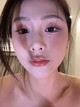 Momoever123456 online show from April 8, 3:35 pm