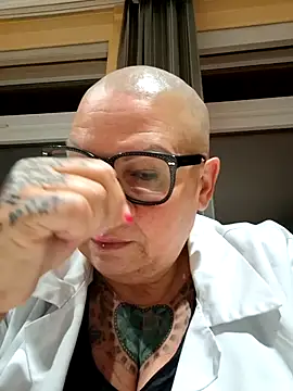Snapshot of gepiercte_nippel chatting on April 15, 10:10 pm gepiercte nippel online show from April 15, 10:10 pm