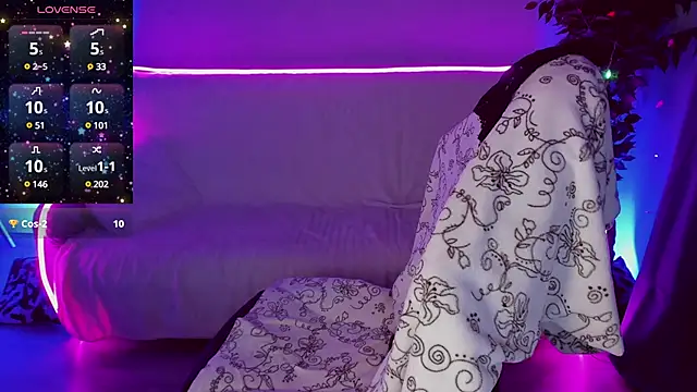 Snapshot of Sexy-Housewife chatting on January 22, 7:45 pm Sexy-Housewife online show from January 22, 7:45 pm