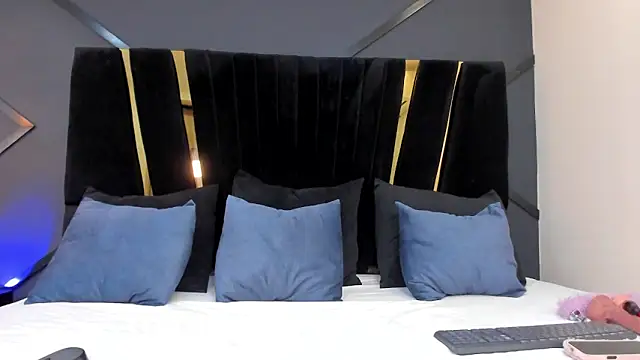 emily mooon online show from October 11, 2:45 am