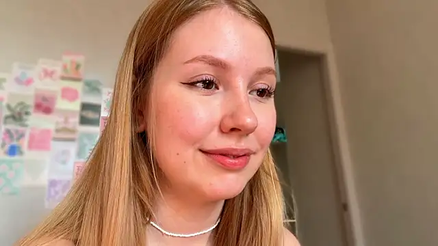 Snapshot of HoneyAudrey chatting on April 27, 2:31 am HoneyAudrey online show from April 27, 2:31 am