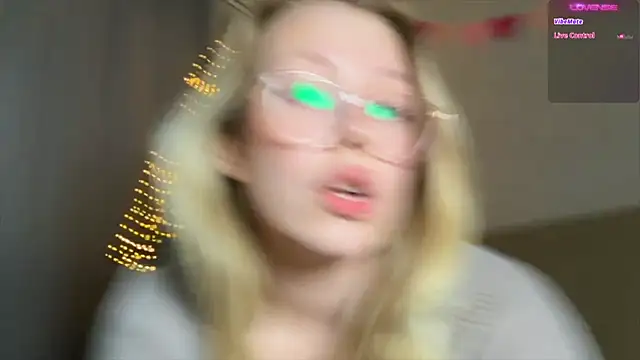 HoneyAudrey online show from December 18, 3:37 am