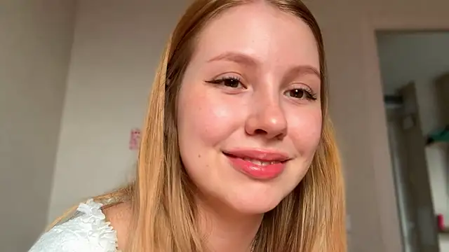 Snapshot of HoneyAudrey chatting on April 25, 2:14 am HoneyAudrey online show from April 25, 2:14 am