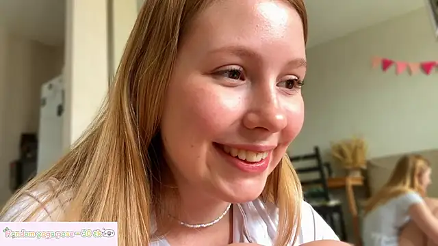 Snapshot of HoneyAudrey chatting on May 18, 3:39 am HoneyAudrey online show from May 18, 3:39 am