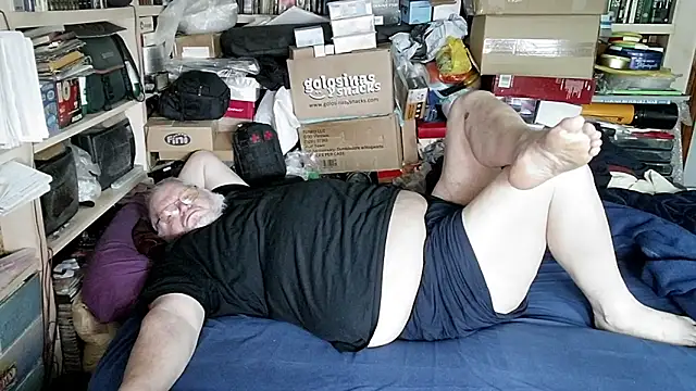 hadeszeuss2 online show from April 25, 1:36 pm