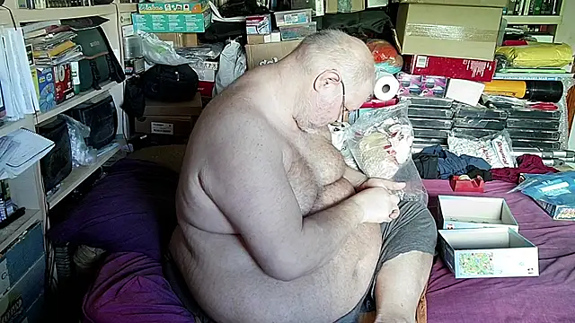 Snapshot of hadeszeuss2 chatting on October 1, 1:37 pm hadeszeuss2 online show from October 1, 1:37 pm