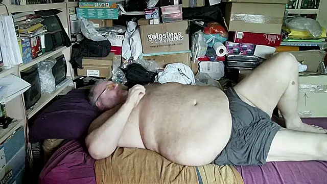 Snapshot of hadeszeuss2 chatting on October 26, 2:39 pm hadeszeuss2 online show from October 26, 2:39 pm