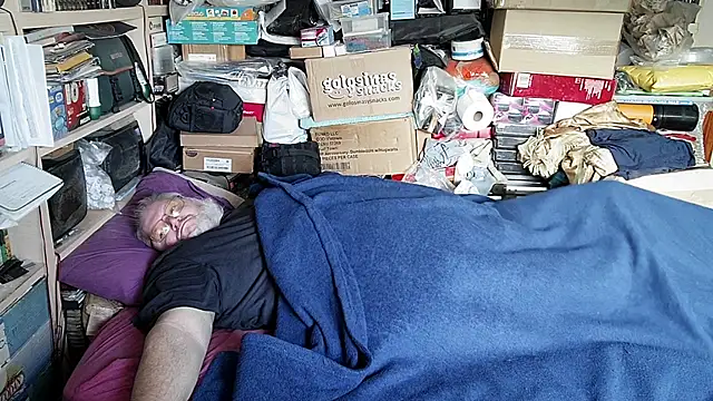 Snapshot of hadeszeuss2 chatting on December 5, 2:15 pm hadeszeuss2 online show from December 5, 2:15 pm