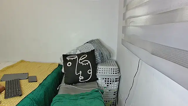 NaughtyKelly28 online show from April 18, 5:54 am