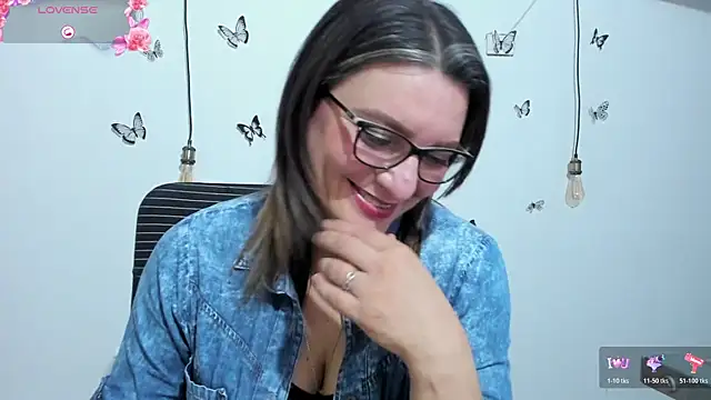 Snapshot of Amie_Adams82_ chatting on December 3, 3:44 pm Amie Adams82 online show from December 3, 3:44 pm