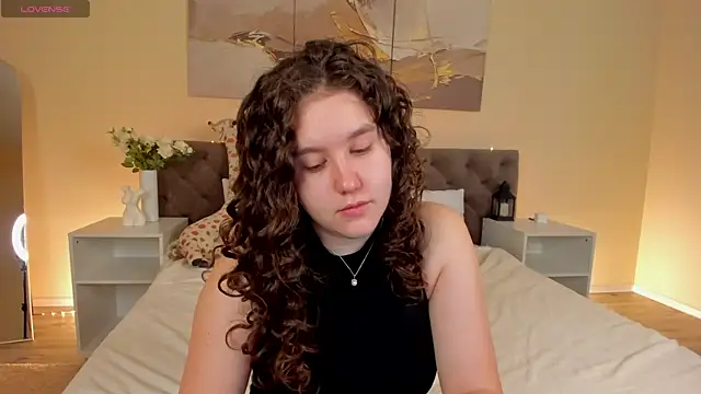 Snapshot of Ariella_Sol chatting on June 4, 12:48 am Ariella Sol online show from June 4, 12:48 am