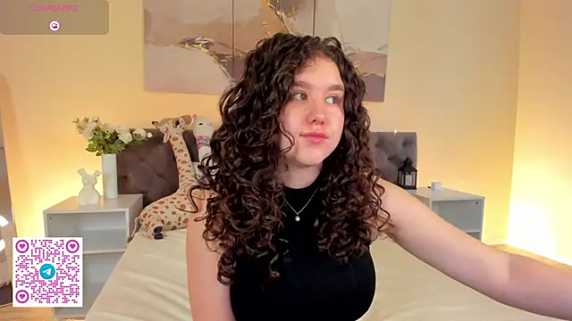 Snapshot of Ariella_Sol chatting on June 6, 1:11 am Ariella Sol online show from June 6, 1:11 am