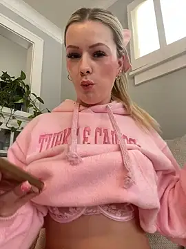 Snapshot of LoveShae_ chatting on February 5, 10:01 pm LoveShae online show from February 5, 10:01 pm