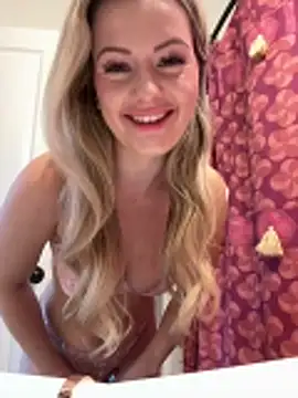 Snapshot of LoveShae_ chatting on October 15, 4:15 pm LoveShae online show from October 15, 4:15 pm