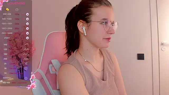 Snapshot of sweeet_july chatting on February 25, 4:35 am sweeet july online show from February 25, 4:35 am