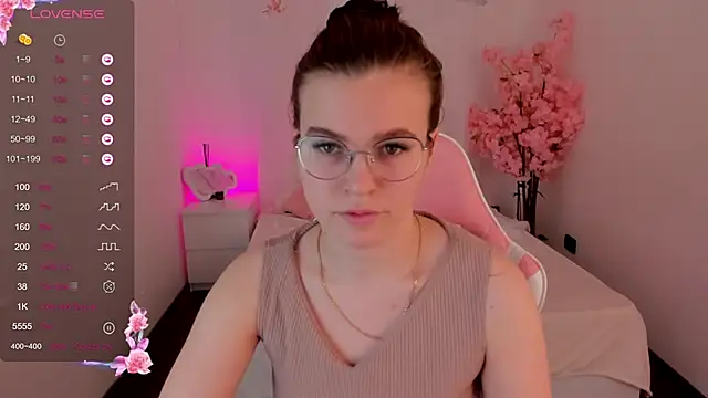 Snapshot of sweeet_july chatting on February 28, 4:43 am sweeet july online show from February 28, 4:43 am