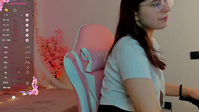 Snapshot of sweeet_july chatting on January 28, 4:50 am sweeet july online show from January 28, 4:50 am