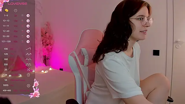 Snapshot of sweeet_july chatting on March 6, 4:41 am sweeet july online show from March 6, 4:41 am