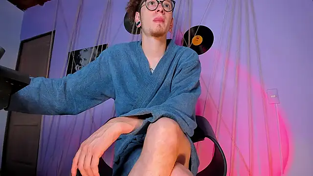 Snapshot of MrShaggy chatting on February 3, 9:52 am MrShaggy online show from February 3, 9:52 am