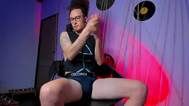 Snapshot of MrShaggy chatting on February 19, 11:46 pm MrShaggy online show from February 19, 11:46 pm