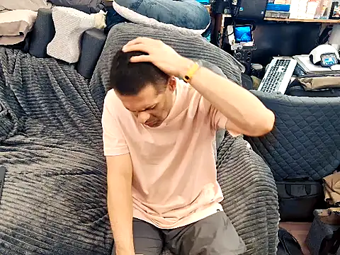 Snapshot of ClampMaster chatting on December 23, 1:05 am ClampMaster online show from December 23, 1:05 am