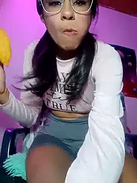 Snapshot of Leslly_ chatting on November 20, 12:06 pm Leslly online show from November 20, 12:06 pm