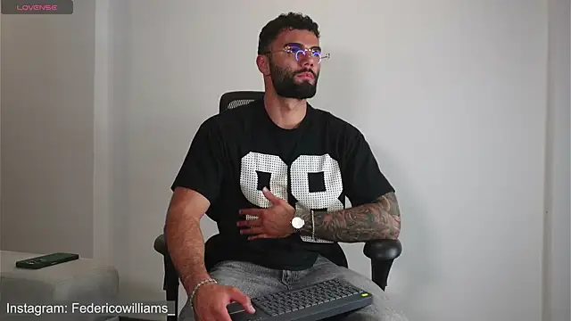 Snapshot of Derek_w chatting on September 23, 5:03 am Derek w online show from September 23, 5:03 am