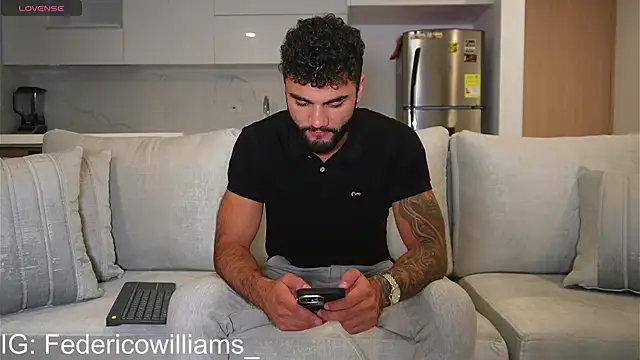 Snapshot of Derek_w chatting on January 22, 8:29 am Derek w online show from January 22, 8:29 am