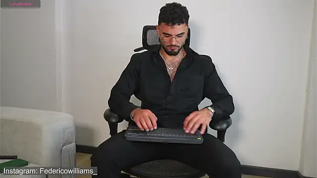 Snapshot of Derek_w chatting on September 26, 3:35 am Derek w online show from September 26, 3:35 am