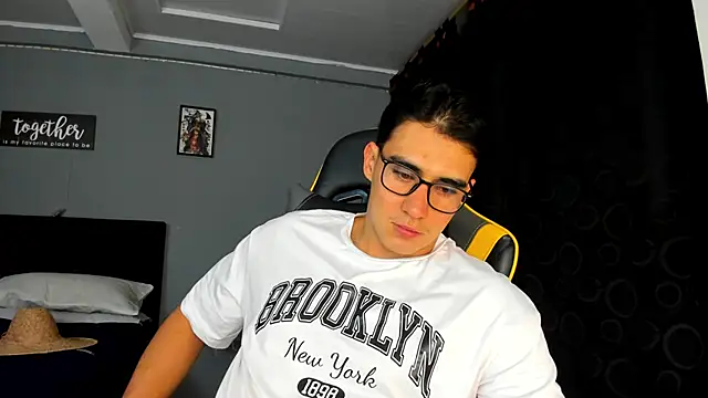 owengray2n online show from October 8, 2:24 am