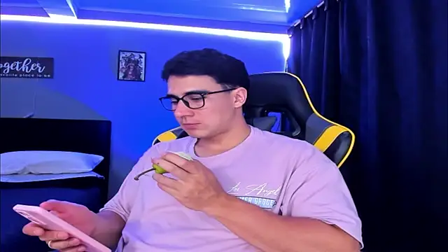 owengray2n online show from October 12, 11:06 pm