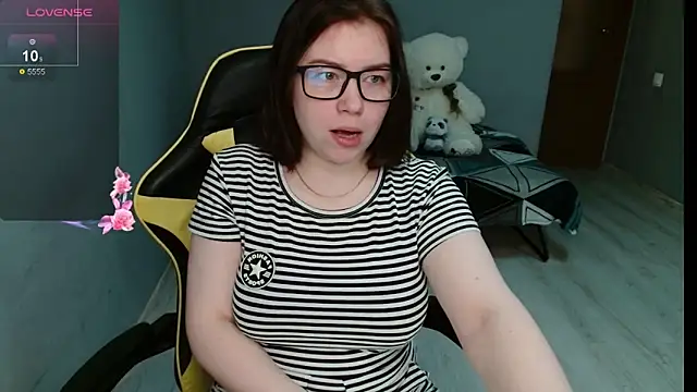 Emily Amorre online show from October 6, 1:18 am