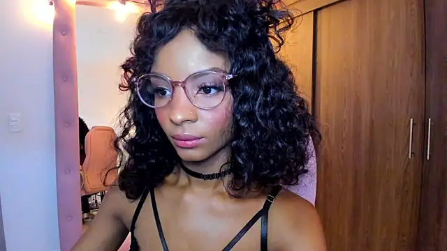 Snapshot of alikahouston4 chatting on February 11, 4:01 am alikahouston4 online show from February 11, 4:01 am