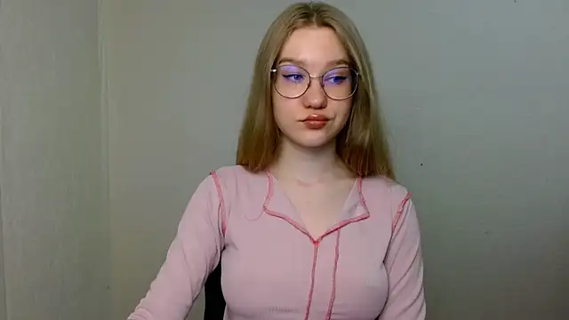 Snapshot of cindi_hot chatting on June 17, 10:03 am cindi hot online show from June 17, 10:03 am