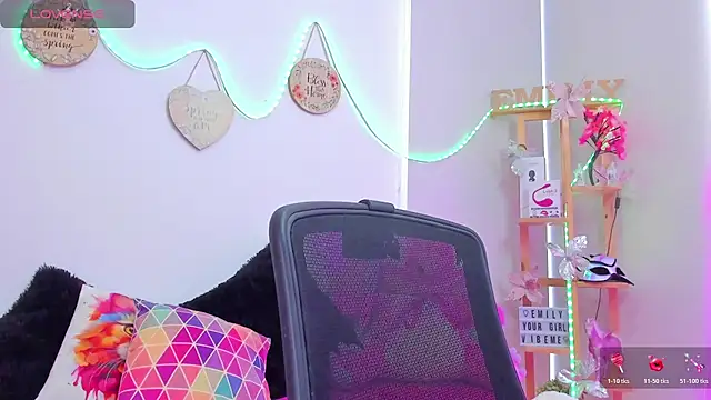 Snapshot of EmillySanders chatting on November 15, 8:02 pm EmillySanders online show from November 15, 8:02 pm